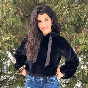 Cropped Faux Fur Hoodie🖤